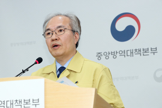 권준욱 중앙방역대책부본부장(국립보건연구원장)이 국내 코로나19 발생 100일째인 28일 오후 충북 청주시 질병관리본부에서 국내 발생현황 및 확진환자 중간조사 결과 등 정례브리핑을 하고 있다. <연합뉴스>